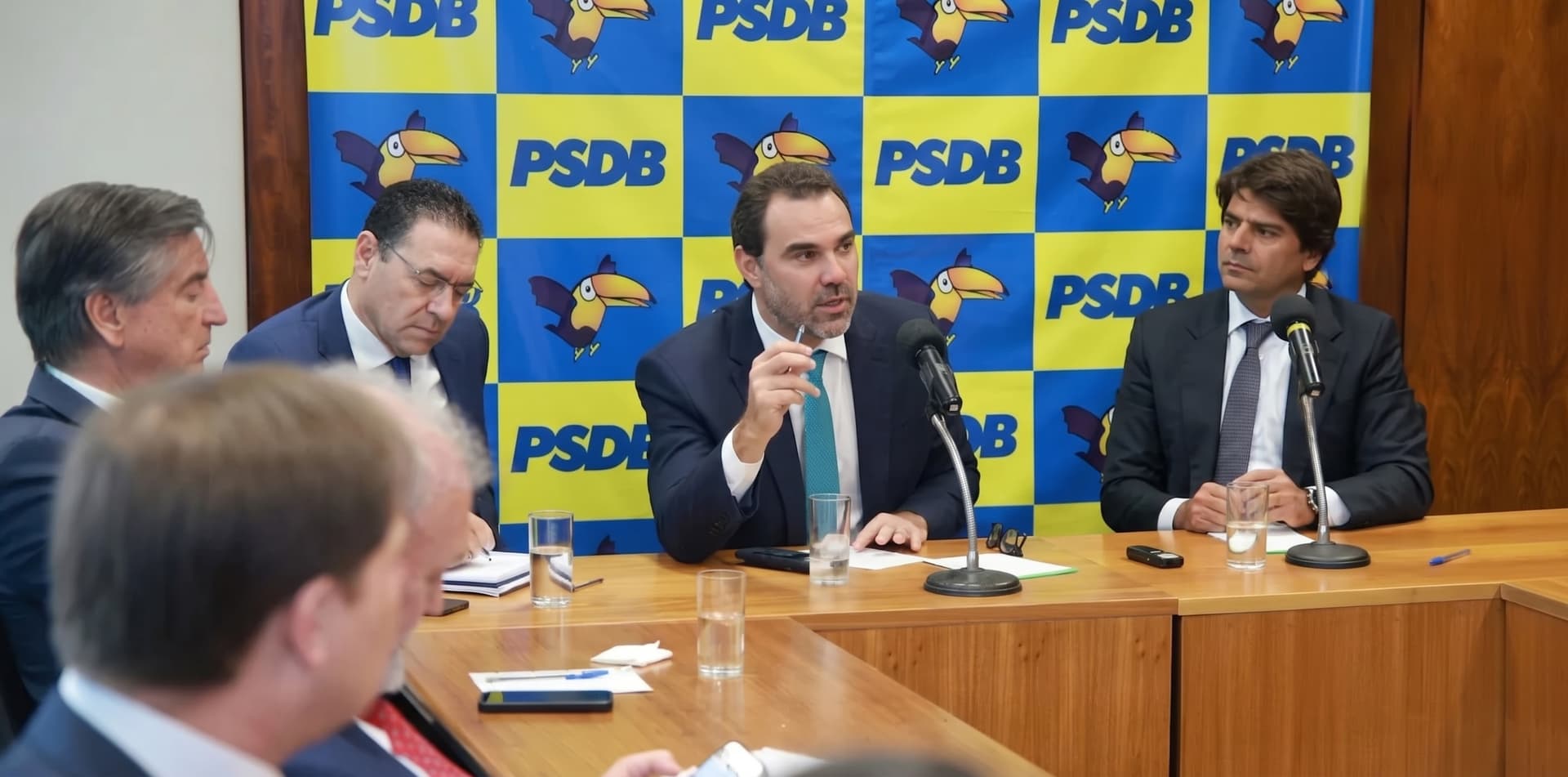 Adolfo Viana em reunião do PSDB